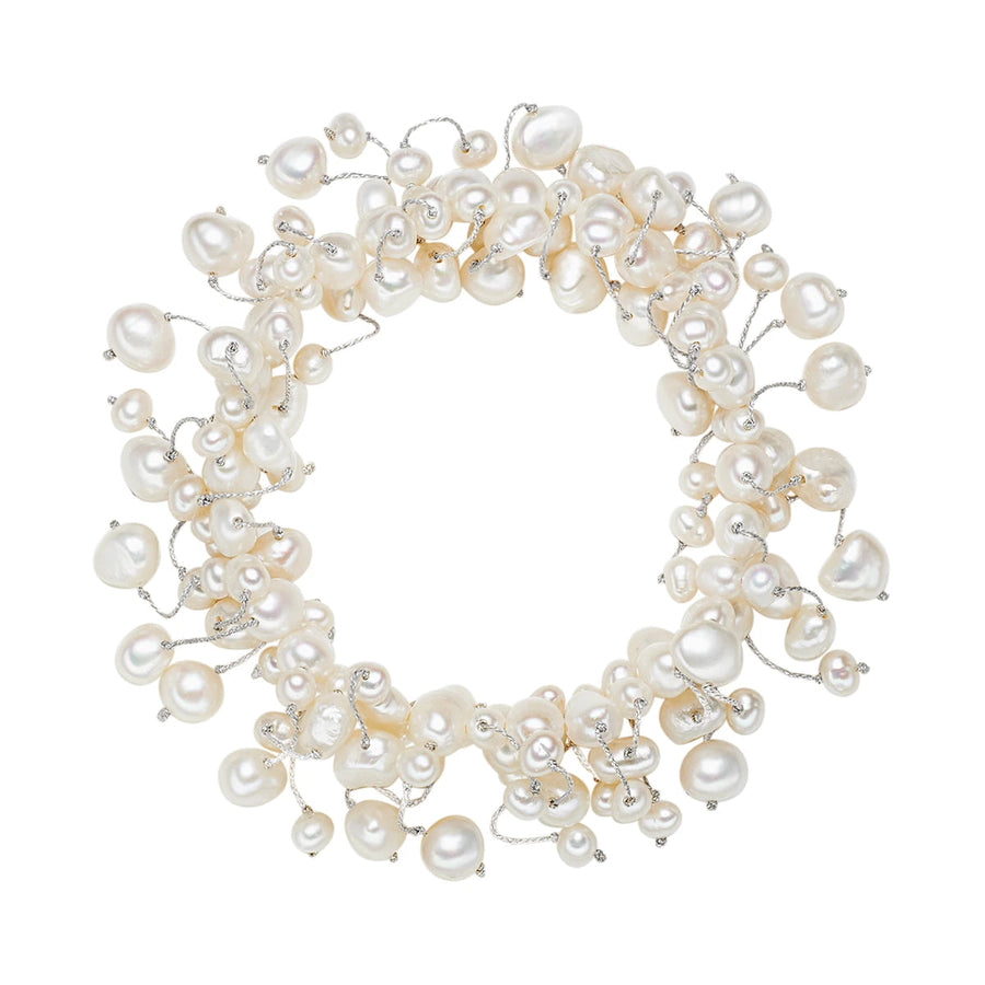 Mehrreihiges Armband mit hellen Perlen.