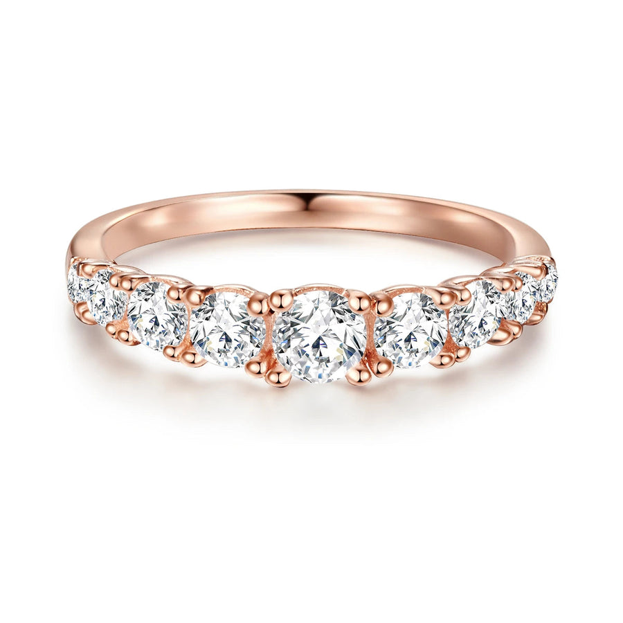 Roséfarbener Ring mit einer Reihe klarer Schmucksteine.